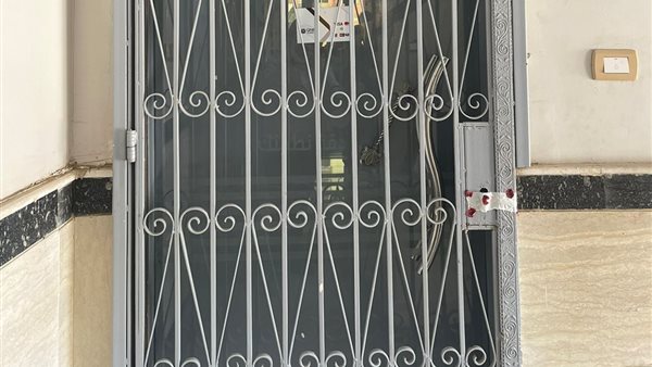 جانب من اغلاق المنشات