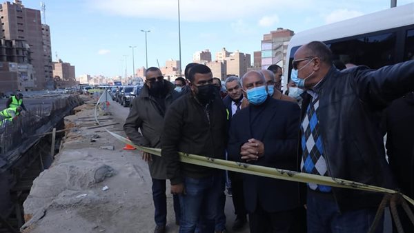 وزير النقل خلال الجولة