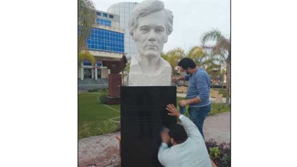 تمثال الفنان الراحل