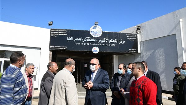 محافظ قنا خلال الجولة