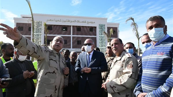 محافظ قنا خلال الجولة