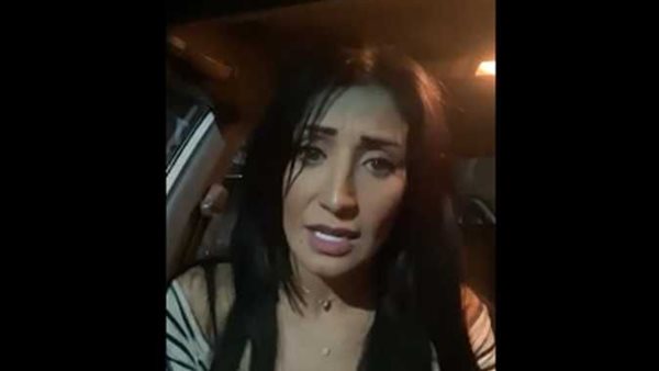 المطربة دينا حسين