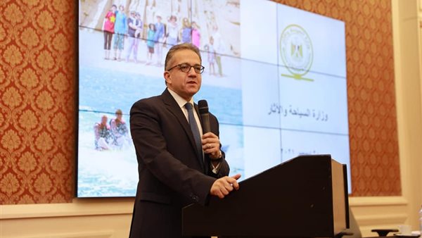 وزير السياحة خلال