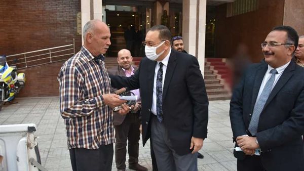 صورة للمحافظ مع مكوجي