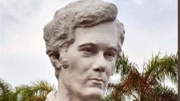 تمثال محمود ياسين