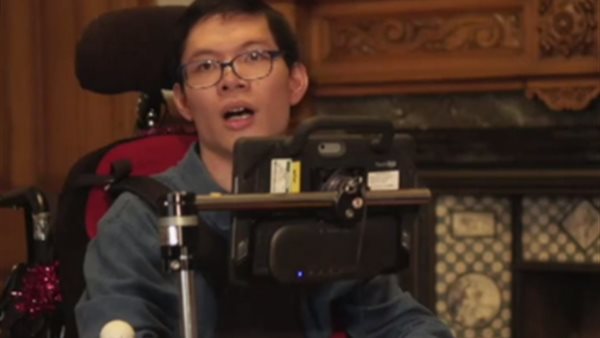 الشاب المصاب بالشلل