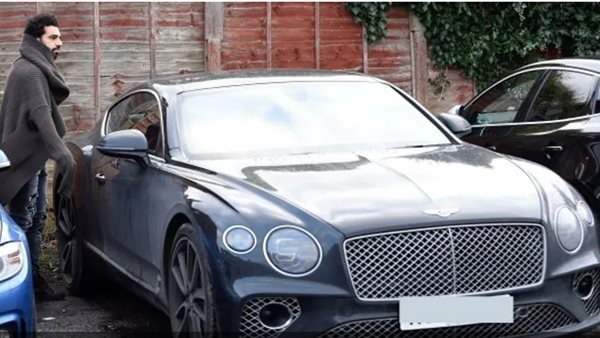 محمد صلاح وسيارة