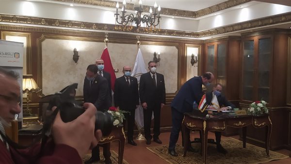 جانب من مراسم التوقيع