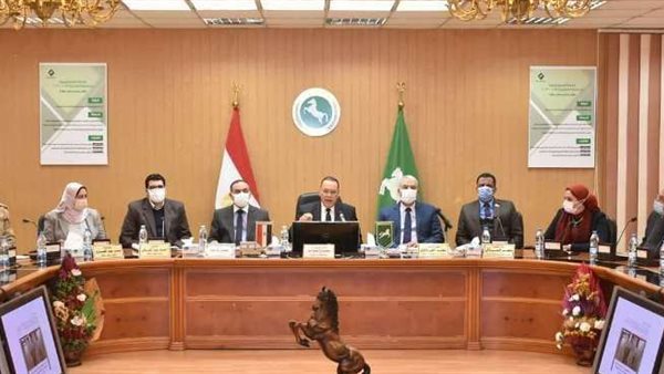 محافظ الشرقية خلال