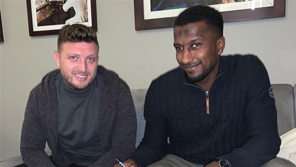 علي غزال لحظة التوقيع