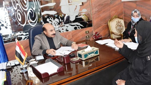 محافظ أسوان مع إحدى