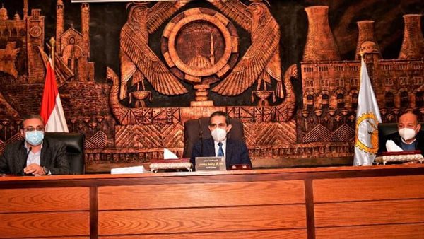 صورة من اجتماع المحافظ