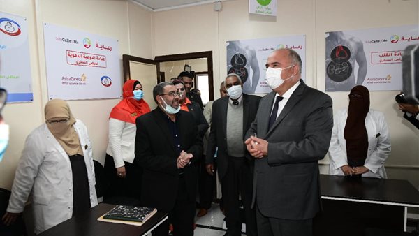 محافظ قنا خلال الجولة