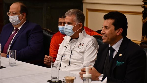 كيروش وزير الرياضة