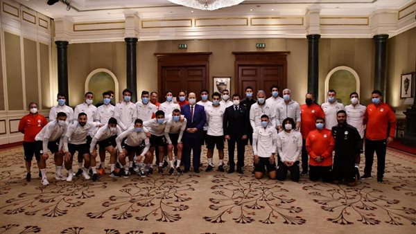 وزير الرياضة مع لاعبي