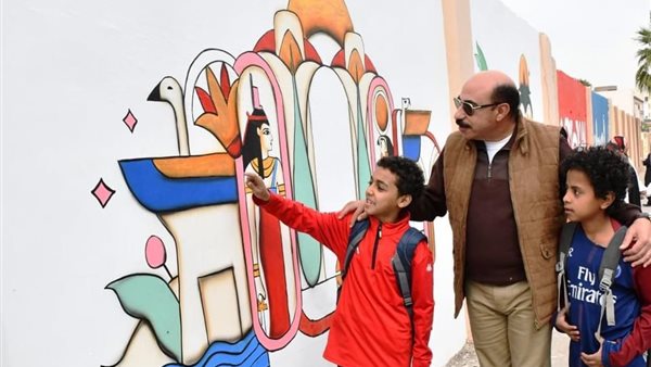 محافظ أسوان خلال