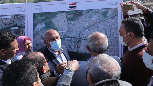 وزير النقل خلال الجولة