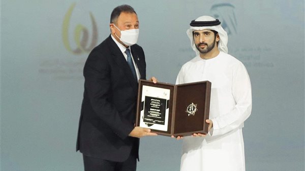 الخطيب يتسلم جائزة