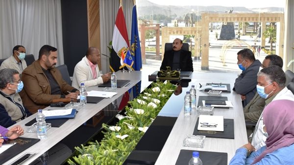 محافظ أسوان خلال