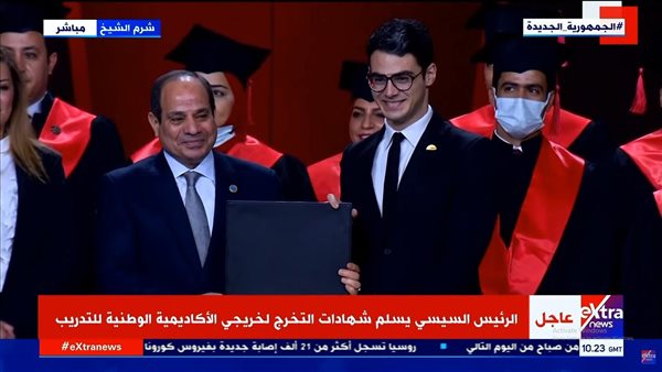 الرئيس السيسي يسلم