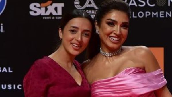 روجينا وابنتها 