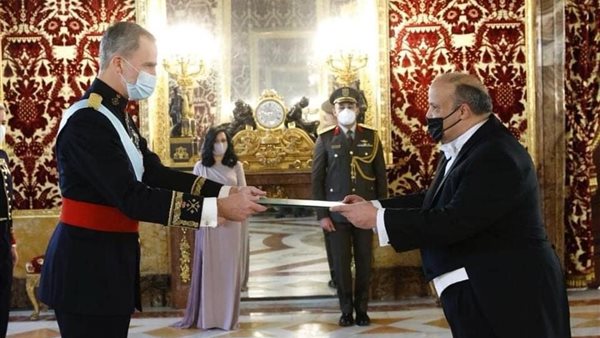 السفير المصرى يقدم