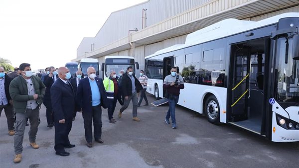 وزير النقل خلال الجولة