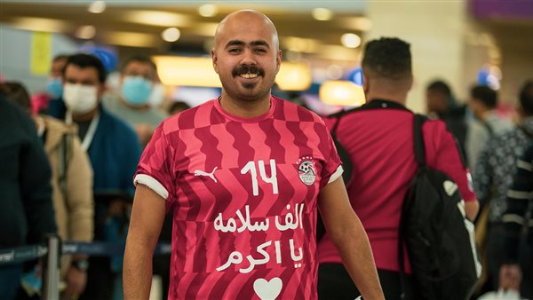 مشجع يدعم أكرم توفيق