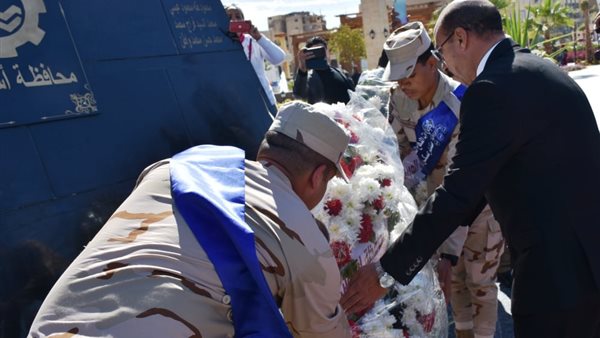 محافظ أسوان يضع إكليل