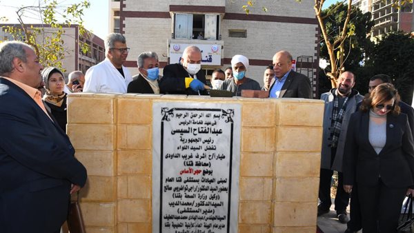 محافظ قنا يضع حجر