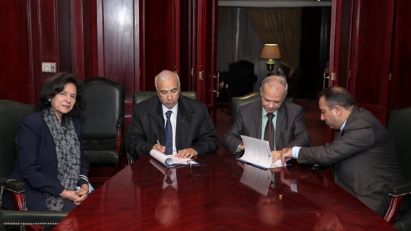 توقيع البروتكول 