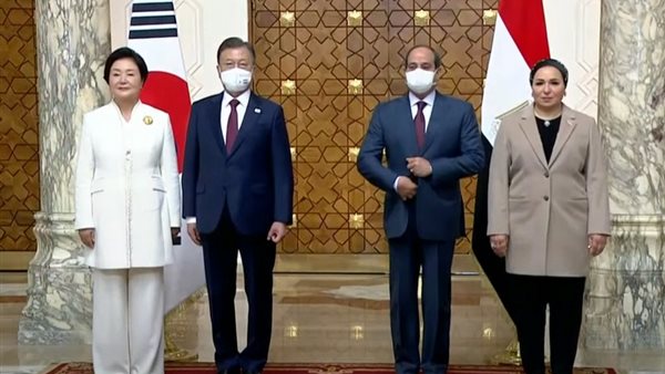 السيسي وقرينته يستقبلان