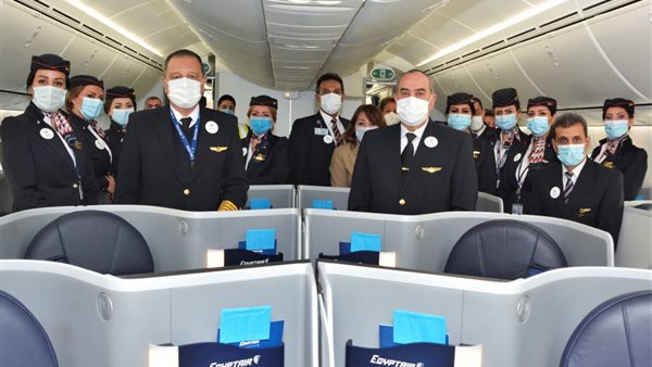 وزير الطيران يقود