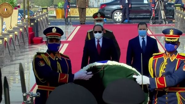 السيسي يضع إكليل