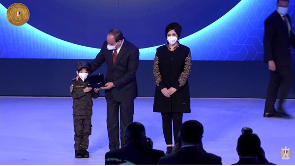 الرئيس السيسي يكرم