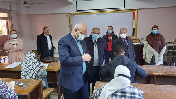 رئيس جامعة بنها يتفقد