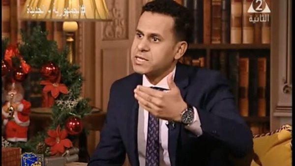  الكاتب الصحفى محمود