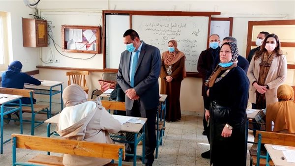 محافظ البحيرة خلال