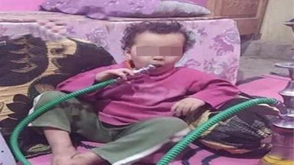 طفل يدخن شيشه