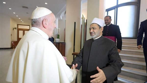 البابا فرانسيس وشيخ