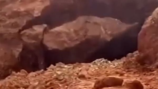 لحظة انهيار الصخرة