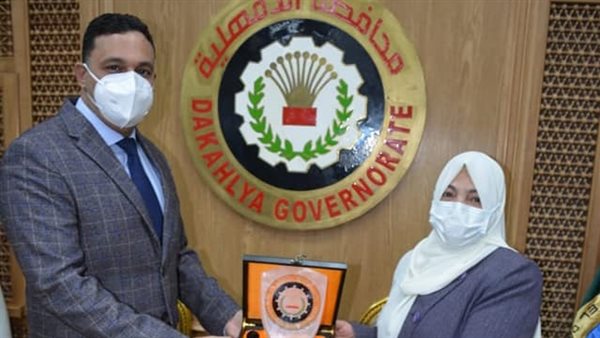 محافظ الدقهلية يكرم