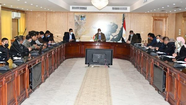 صورة من اجتماع المحافظ