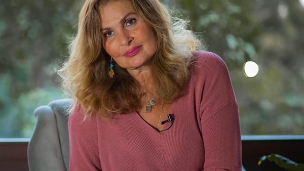 الفنانة يسرا 