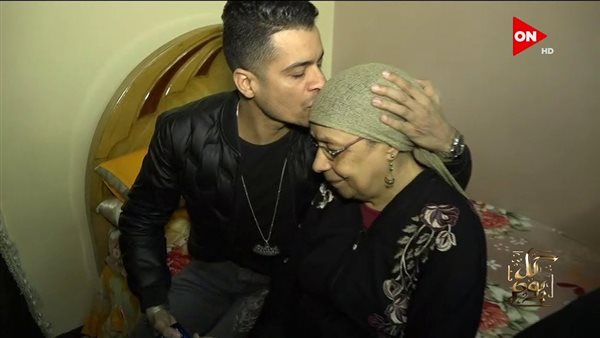 حسن شاكوش ووالدته