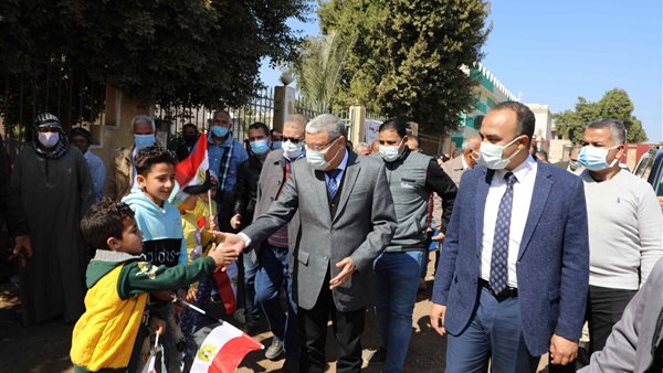 محافظ المنيا خلال