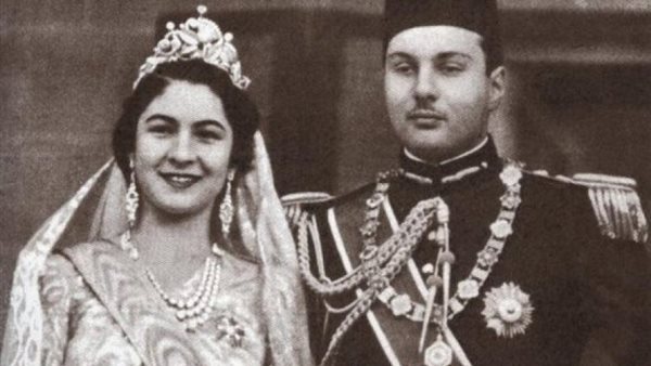 الملكة فريدة برفقة