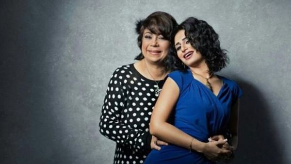 منة فضالي بصحبة والدتها