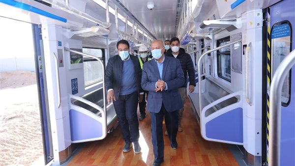 وزير النقل خلال الجولة