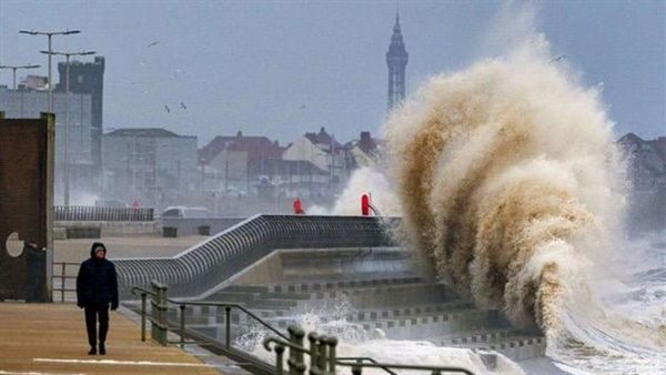 العاصفة يونيس 